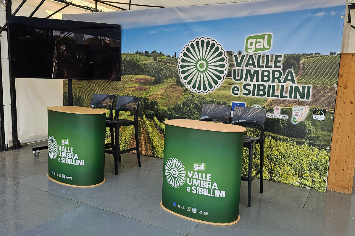 Allestimento GAL Valle Umbra e Sibillini con fondale e banchetti