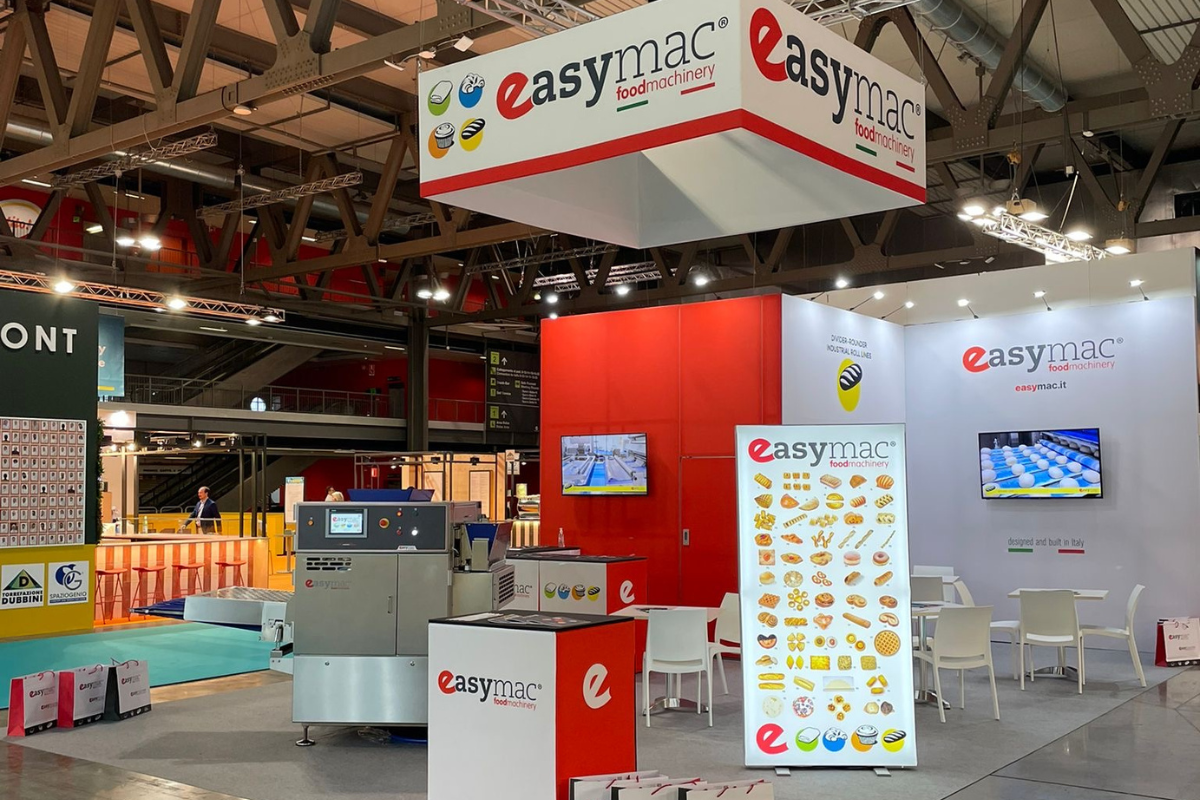 Stand Easymac in fiera con pareti e comunicazione coordinata