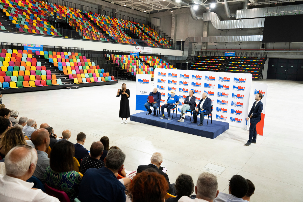 Incontro pubblico con palco e comunicazione espositiva