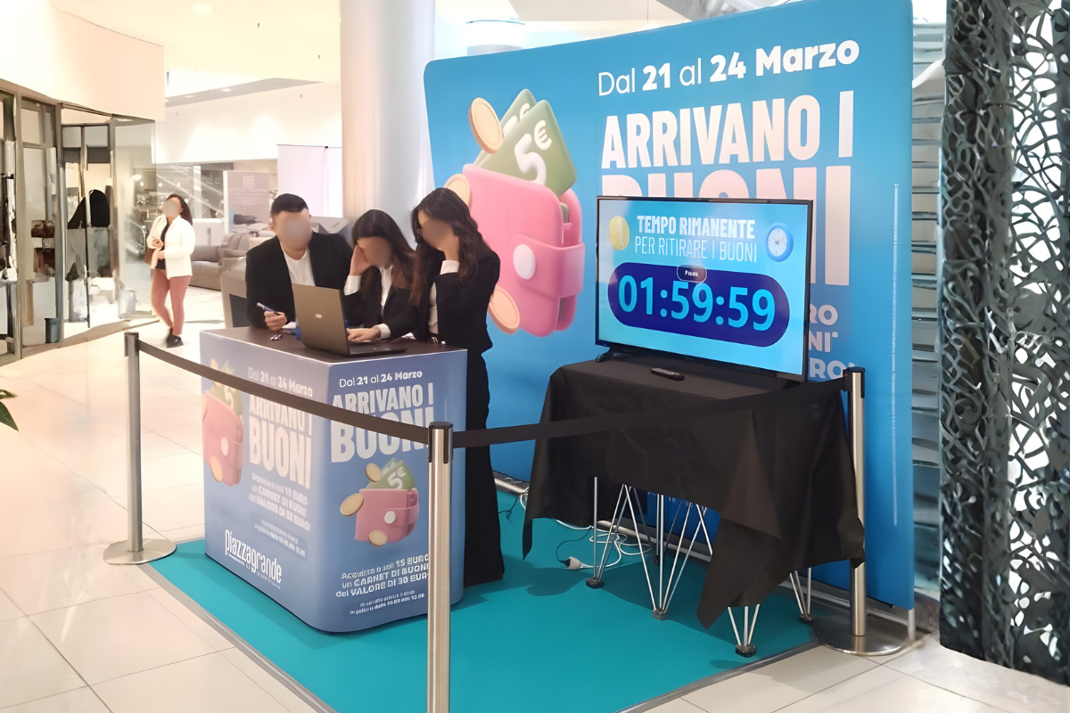 Corner promozionale Piazza Grande con banchetto e fondale in centro commerciale