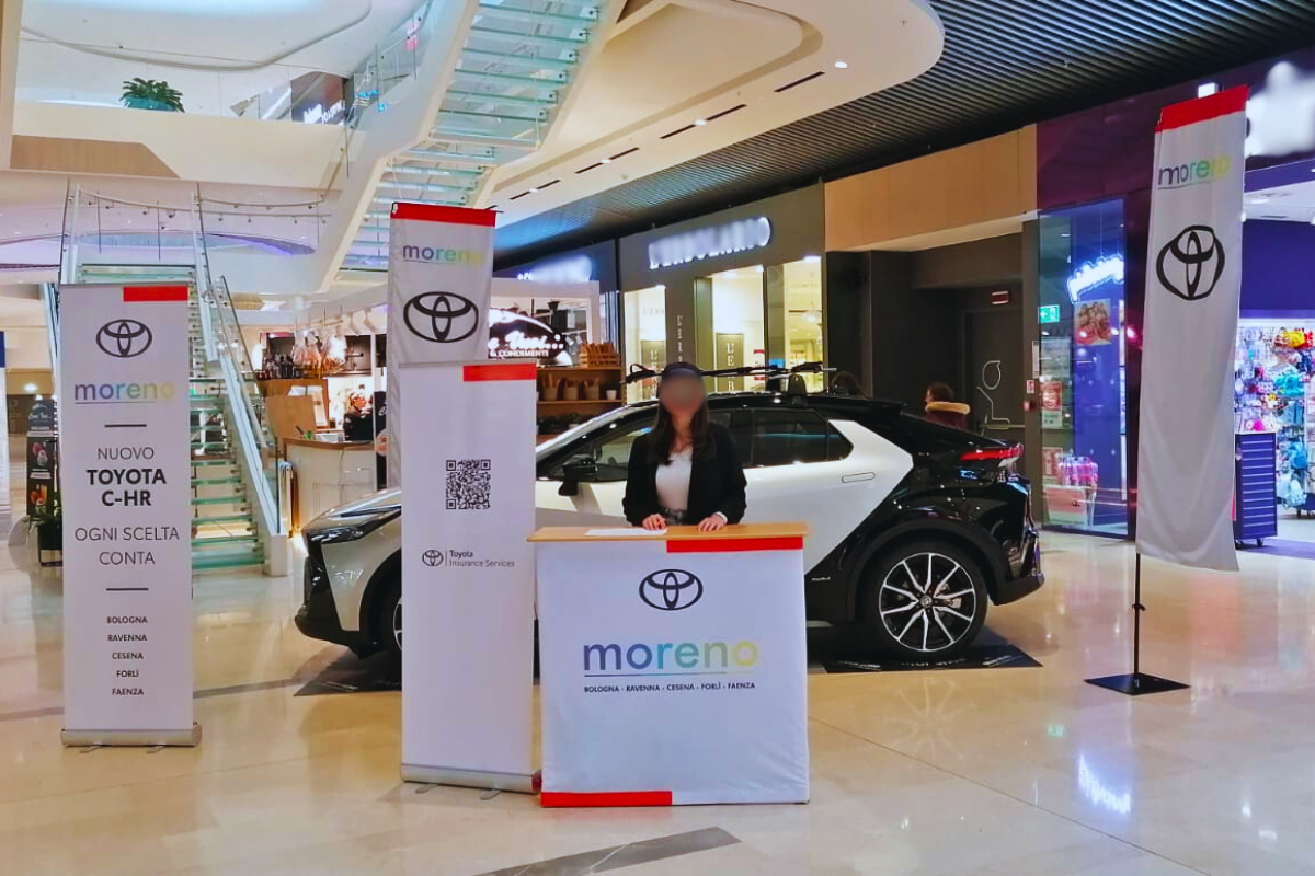 Corner Toyota Moreno con vettura e banchetto in un centro commerciale
