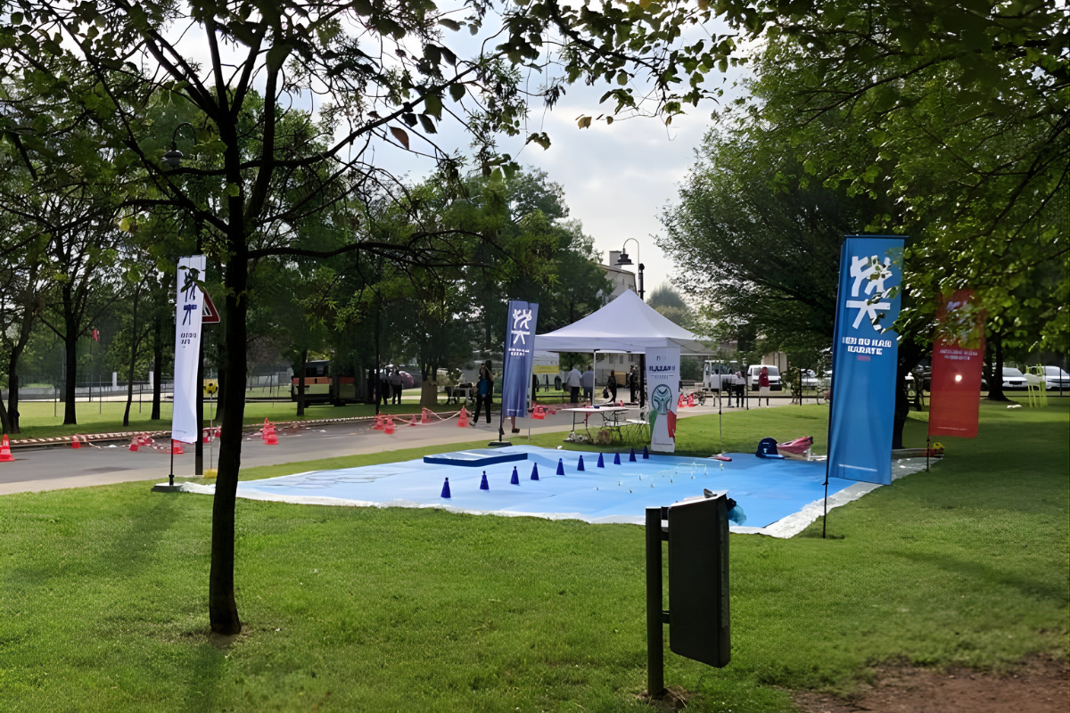 Allestimento sportivo all’aperto con bandiere e area personalizzata