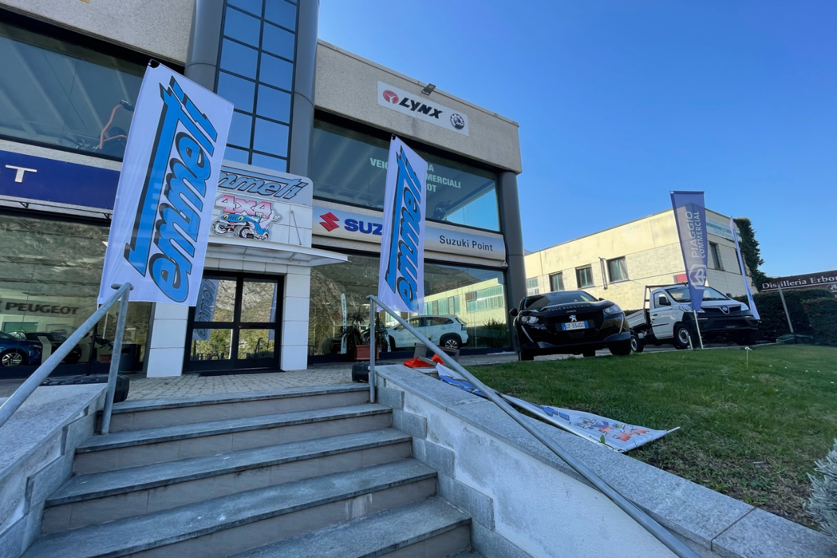 Bandiere Suzuki all’esterno di una concessionaria